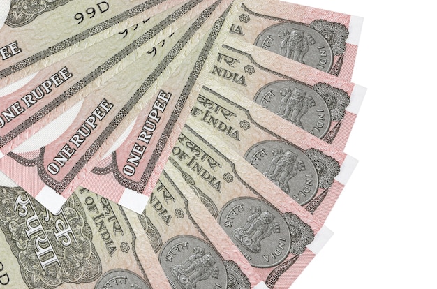 1 Indiase roepie rekeningen liggen geïsoleerd op een witte achtergrond met kopie ruimte gestapeld in waaiervorm close-up