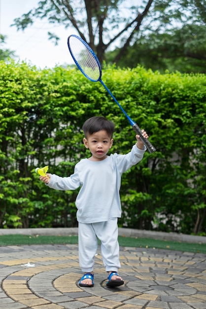 1-jarige Aziatische jongen die blauw draagt Thuis in badminton