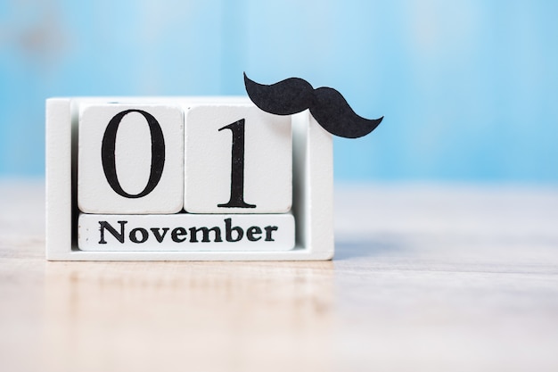 1 november Kalender en snor op houten tafel. Vader, Internationale mannendag, Prostaatkanker Bewustzijn