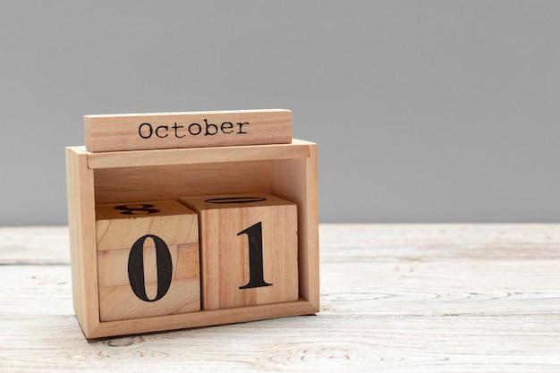 1 oktober. 1 oktober witte houten kalender op hout