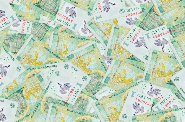 1 루마니아 레우 지폐는 큰 더미에 놓여 있습니다. 많은 돈