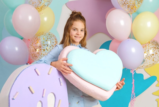 Фото 1 белая девочка 10 лет с сердечком, пастельные шары
