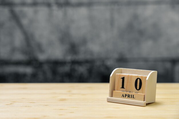 10 april houten kalender op vintage houten abstracte achtergrond.