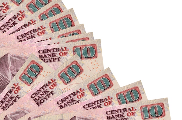 Банкноты 10 египетских фунтов лежат на белом фоне с копией пространства, сложенными в веер крупным планом