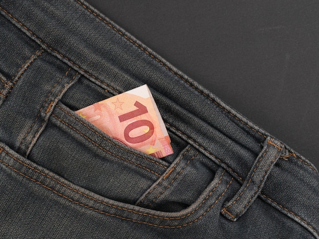 Банкнота 10 евро в кармане джинсов