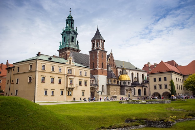 10 juli 2017Krakau Wawel-kasteel bij dag Wawel-heuvel met kathedraal en kasteel Wawel-kasteelcomplex in het historische centrum van Krakau, Polen, een stad met oude architectuur