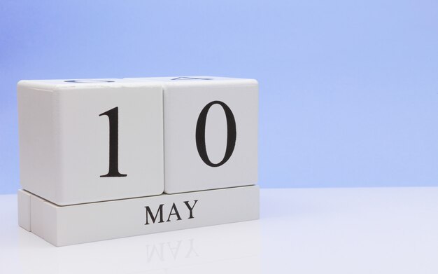 10 mei. Dag 10 van de maand, dagelijkse kalender op witte tafel