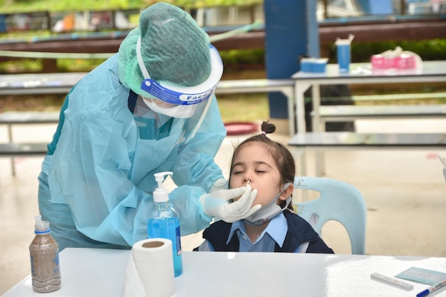 10 nov 2021; Chiang Rai, Thailand:Leraren gebruiken snelle zelftestende antigeenkits. (atk)Covid-19 test voor studenten