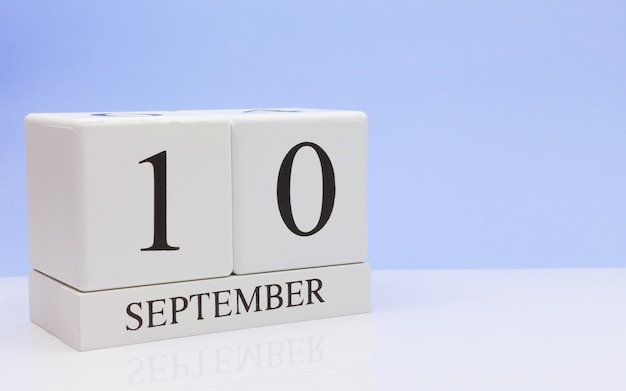 10 september. dag 10 van de maand, dagelijkse kalender op witte tafel met reflectie