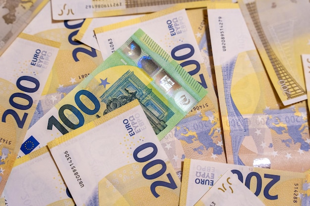 Banconote da 100 e 200 euro sullo sfondo del tavolo della carta moneta