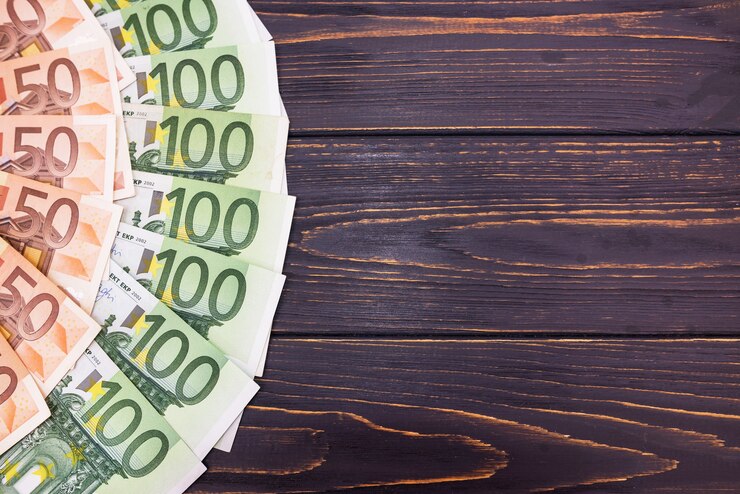 100 и 50 евро выложены на деревянном фоне. Скопируйте пространство.