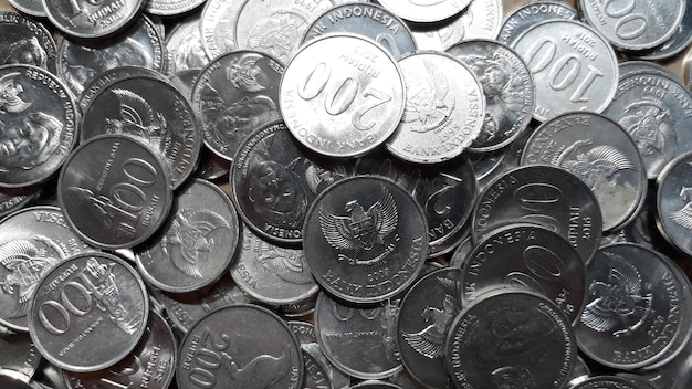 Фото Монеты 100 и 200 рупий республики индонезия