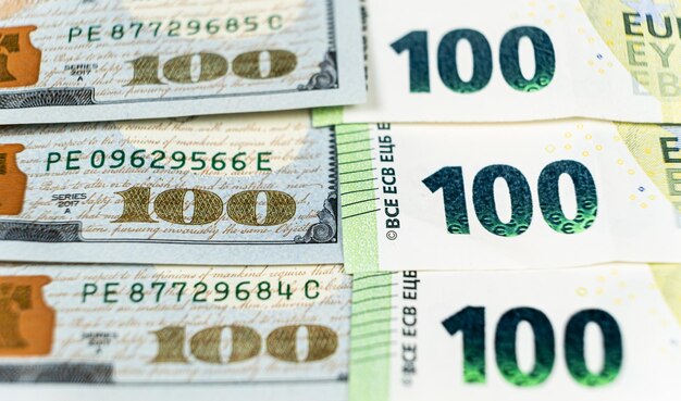 100 달러 및 100 유로 지폐의 클로즈업