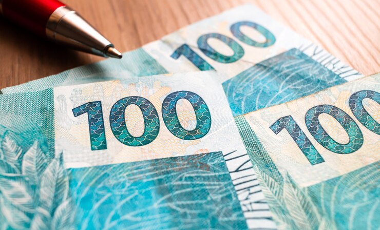 100 reais Braziliaanse echte bankbiljetten op houten oppervlak in macrofotografie