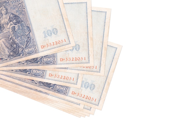 100 reich segna le banconote in un piccolo mazzo o in un pacchetto isolato. concetto di cambio valuta e affari
