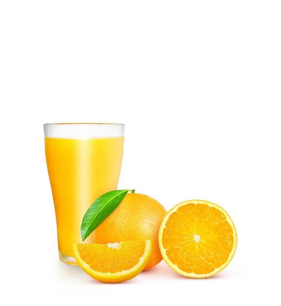 100 sinaasappelsapglas met sinaasappels en sinaasappelsnijden geïsoleerd op witte achtergrond