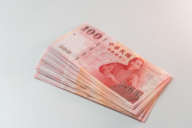 100 Taiwanese dollar banknote