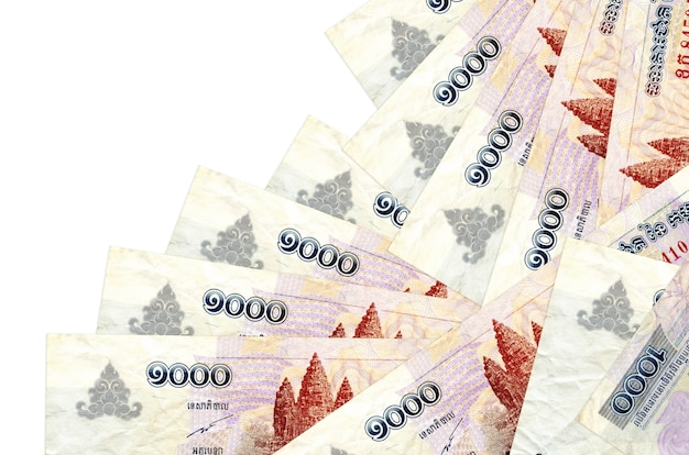 1000 Cambodjaanse Riels-rekeningen liggen in verschillende volgorde geïsoleerd op wit