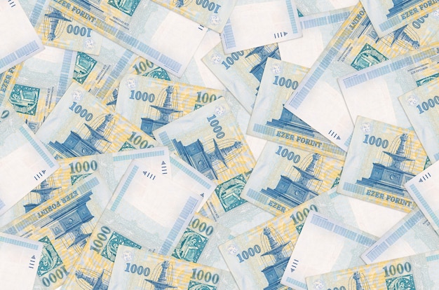 1000 Hongaarse forintbiljetten liggen op een grote stapel