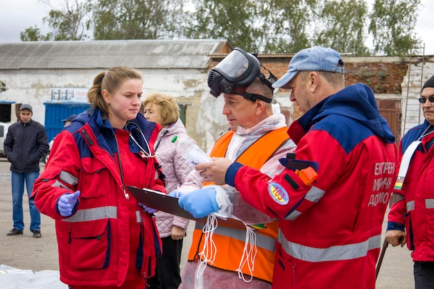 Photo 10102022 kyiv ukraine paramedics near an ambulance during training