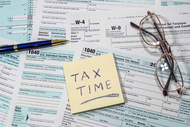 1040-formulier met memostickers belastingtijd op de tafelpencalculator Belastingseizoen