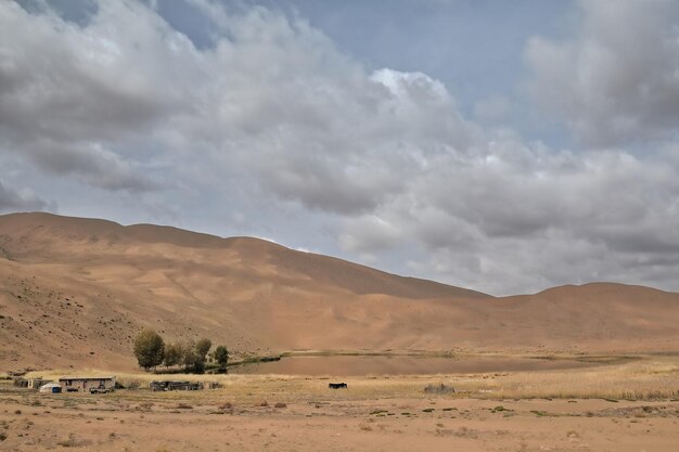 Photo 1065 lake tamaying-sand dunes of the badain jaran desert-overcast sky inner mongolia-china