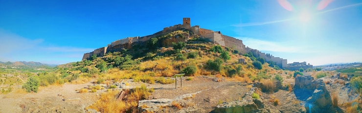 Photo 10th century iberian castle in europe surrounded by nature. medieval fortress located in spain.