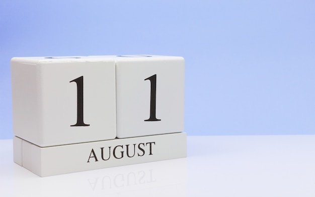 11 augustus. Dag 11 van de maand, dagelijkse kalender op witte tafel