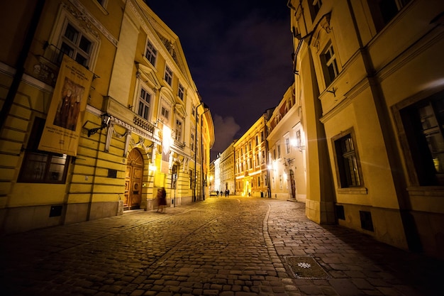 11 juli2017Polen Krakau marktplein bij nachtThe Main Market Square in Krakau is het belangrijkste plein van de oude stad in Krakau Sukiennice de Lakenhal een mijlpaal van Rynek het marktplein