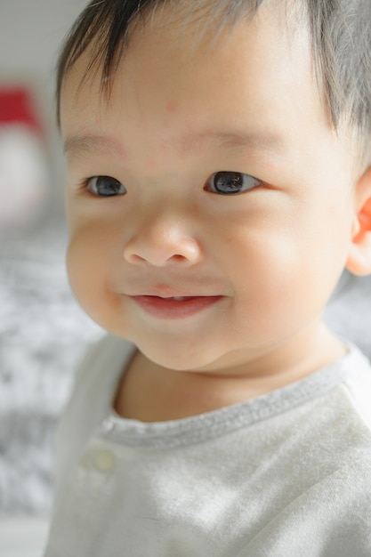 11 maanden babyjongen portret, Aziatisch kind gezicht, kleine jongen lachend