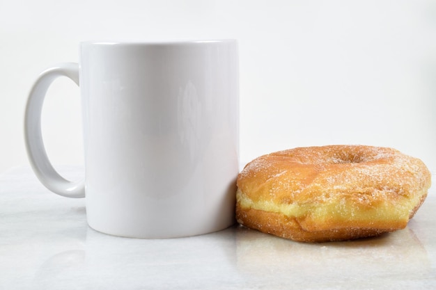 11 ounce koffiemok Mockup met suikerdonut