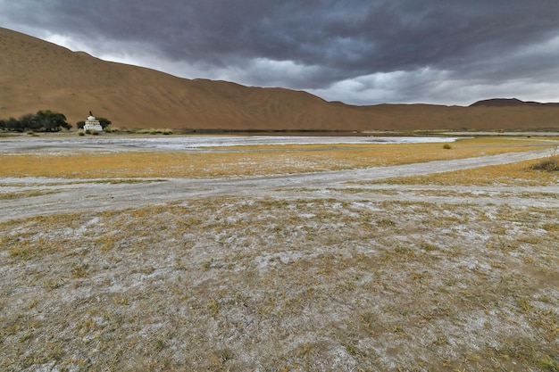 Photo 1105 sumu jaran lakebed among the badain jaran desert sand dunes inner mongolia-china