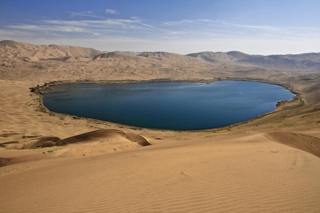 1190 полный вид озеро nuoertu -самое большое в пустыне badain jaran - виденное с его западной мегадуны-china