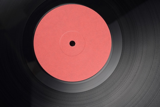 12-inch LP vinyl record met blanco rood label. Close-up shot, bovenaanzicht