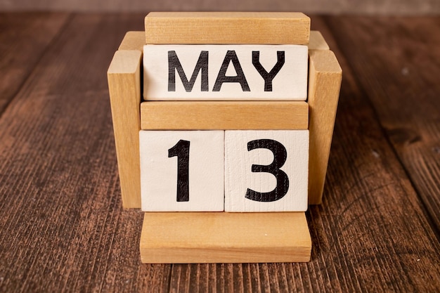 13 De dertiende dag van de maand mei Kalenderconcept op houten blokken Close up