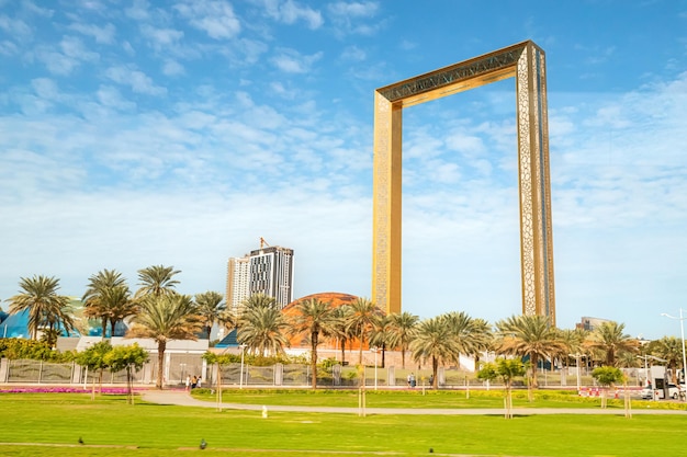 Photo 13 january 2023 uae dubai dubai frame striking gold color and impressive height it is a mustsee attraction for anyone visiting the city