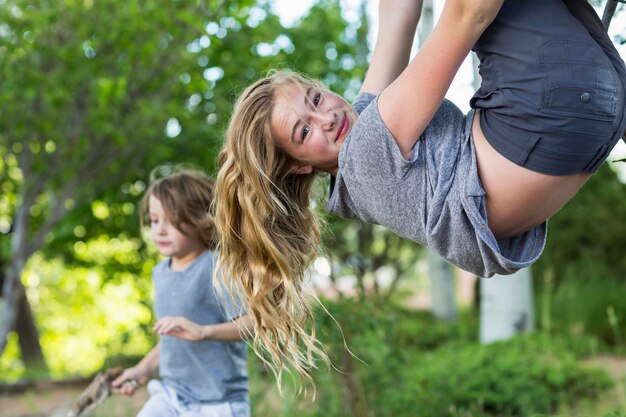 13-jarig meisje hangt ondersteboven aan de boom