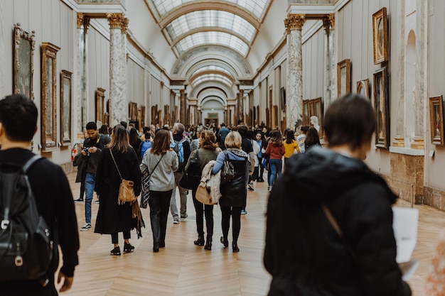 13022020 parigi francia i corridoi del louvre sono affollati di turisti