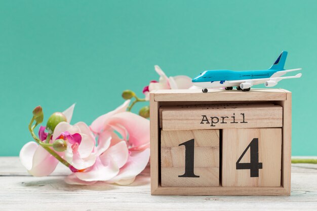 14 april. Dag 14 van april maand, kalender op tafel met blauw. Lente tijd