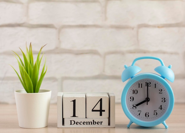 14 december op de houten kalender naast de wekker, de eerste dag van de eerste wintermaand.
