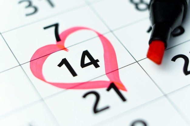 14 februari gemarkeerd met hart in kalender met rode marker. St. Valentijnsdag, verjaardag. Detailopname