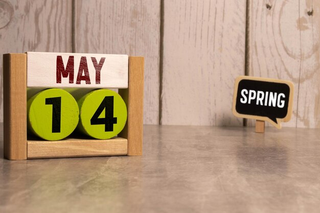 写真 14日 5月 カレンダー 木製のブロックのコンセプト クローズアップ