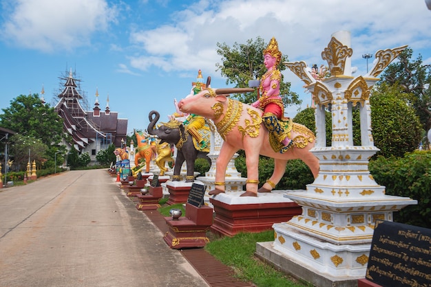 2022 年 10 月 14 日 チェンライ タイ xAWat Saeng Kaew Phothiyan 美しい景色を望む美しい寺院