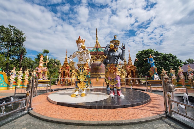 14 okt 2022 Chiang Rai ThailandxAWat Saeng Kaew Phothiyan Prachtige tempel met prachtig uitzicht