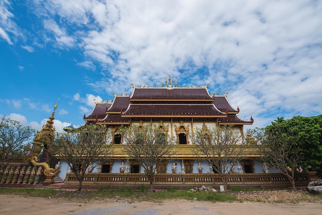 14 okt 2022 Chiang Rai ThailandxAWat Saeng Kaew Phothiyan Prachtige tempel met prachtig uitzicht