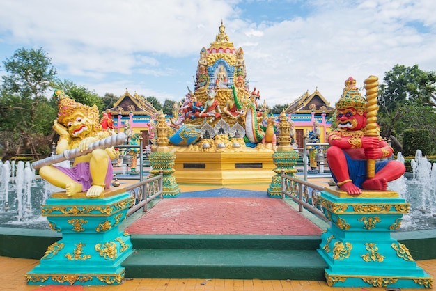 14 okt 2022 Chiang Rai ThailandxAWat Saeng Kaew Phothiyan Prachtige tempel met prachtig uitzicht