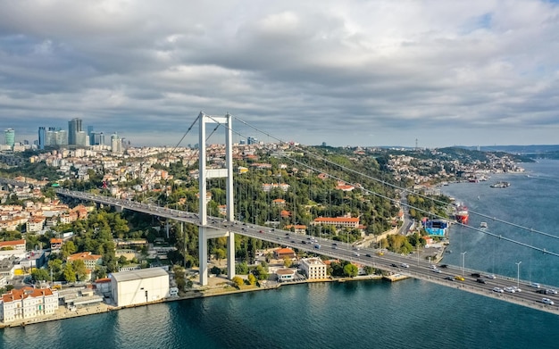 7월 15일 이스탄불의 순교자 다리. 유럽과 아시아를 잇는 거대한 다리