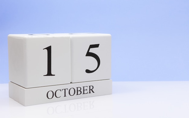 15 oktober. Dag 15 van de maand, dagelijkse kalender op witte tafel