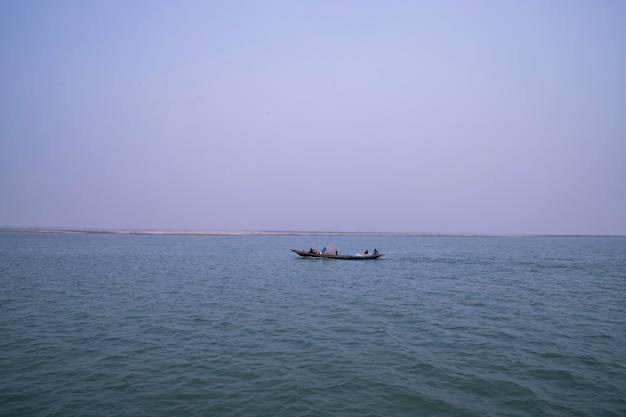 16 januari 2023 Traditionele vissersboot in de Padma rivier Bangladesh