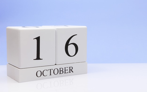 16 oktober. Dag 16 van de maand, dagelijkse kalender op witte tafel